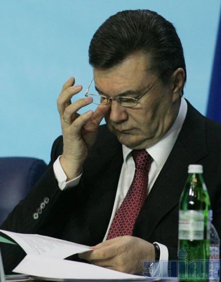 Але зрештою все влаштувалося: усі заплановані рішення ухвалилися і проголосувалися... Одноголосно. Якщо у когось і були сумніви, то явно не у сторонніх спостерігачів