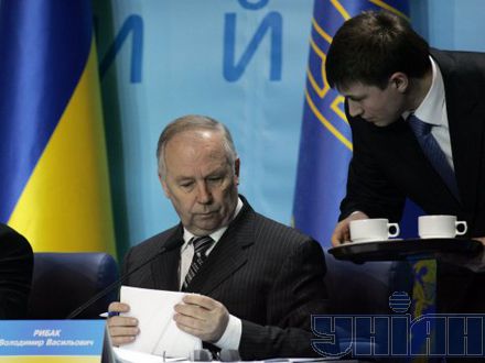 Свіжоспечений заступник Азарова – Володимир Рибак підозріло на принесену каву косився...