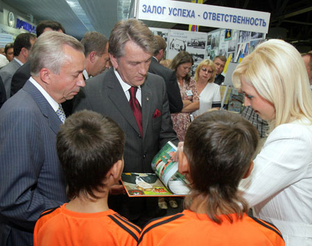 Врешті-решт Президентові непрозоро натякнули, хто в цьому домі - хазяїн