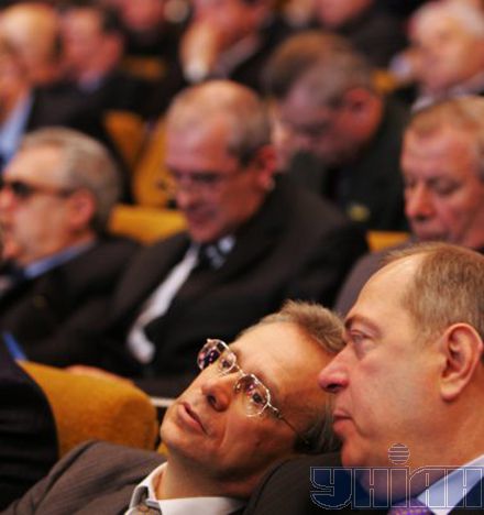 На з`їзді Партії регіонів можна було спостерігати вельми зворушливі картини. І на “групових планах” – в залі...