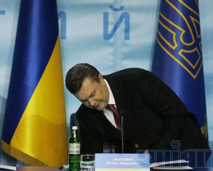Віктор Федорович щось під столом шукав...